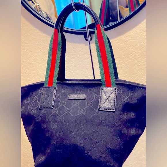 GUCCI SHERRYLINE TOTE/HANDBAG  EUC WITH GG SIGNATURE THROUGHOUT THE BAG. ❤️💚 - Picture 2 of 9